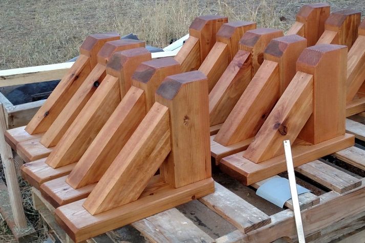 Timber braces to decorate the eaves.